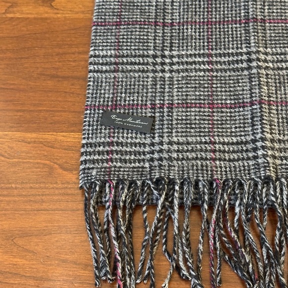 🌟HP🌟VTG 2000s 100% Cashmere Gray Houndstooth Plaid Scarf by Enzo Montovani - Picture 2 of 8